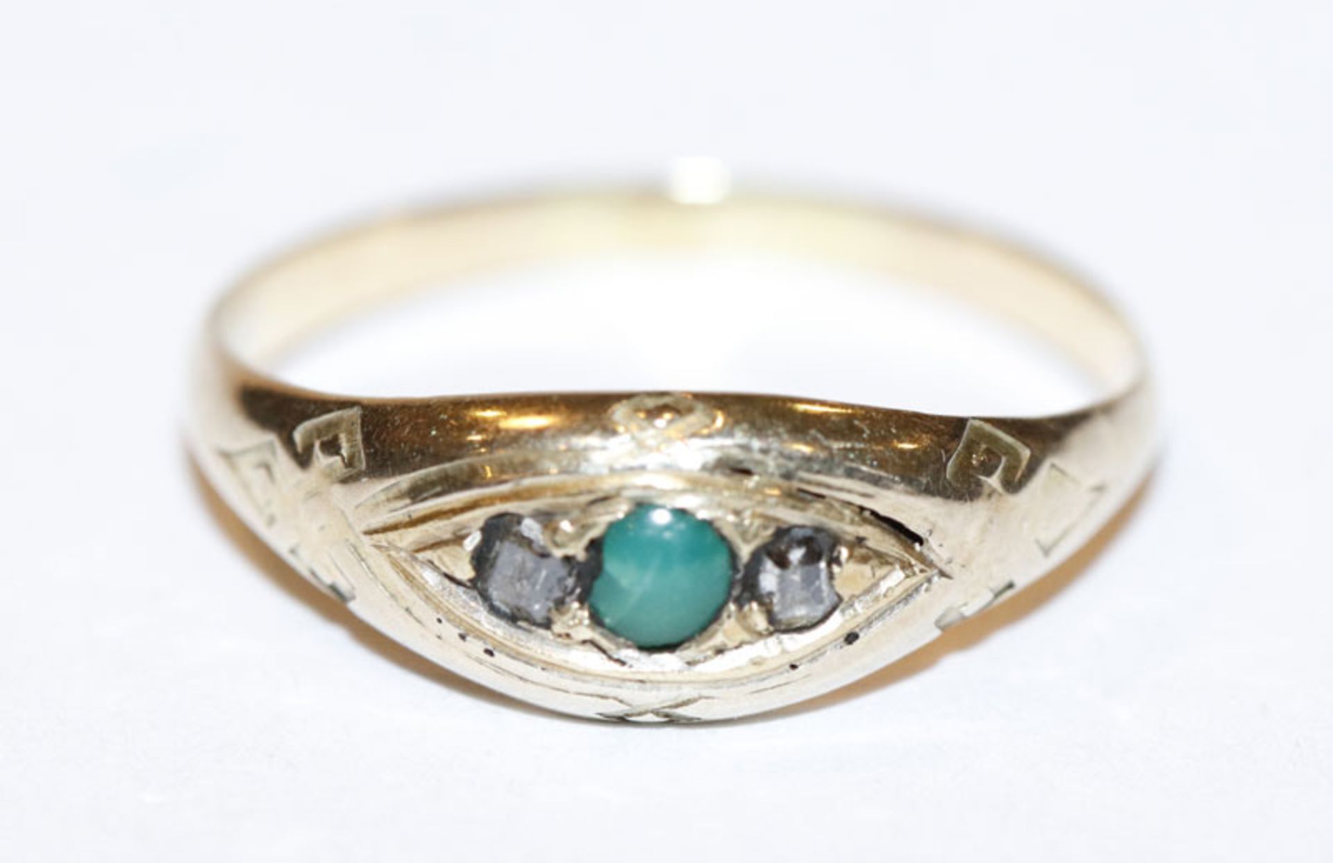 14 k Gelbgold (geprüft) Ring mit 2 Rosendiamanten und grünem Farbstein, beschädigt, 2,8 gr., Gr. 61