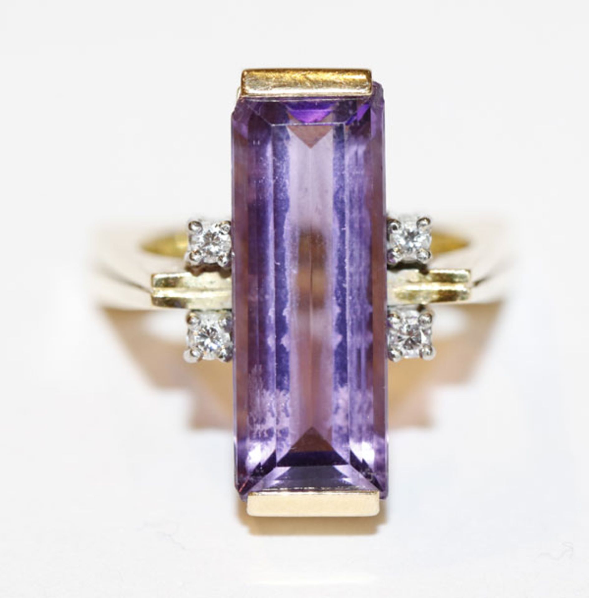 18 k Gelbgold Designer Ring in eckiger Form mit Amethyst im Baguettschliff und 4 in Weißgold