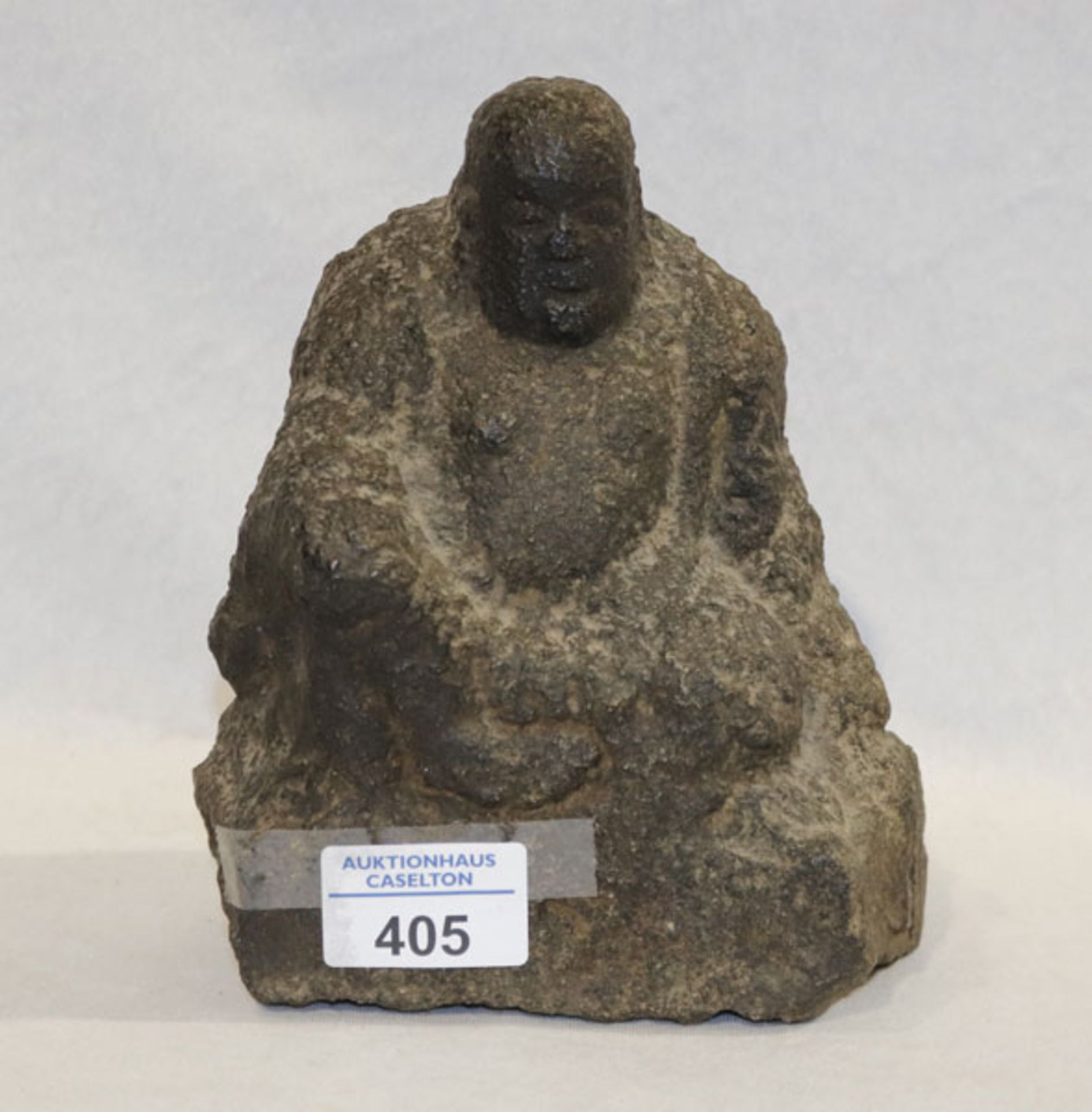 Steinfigur 'Buddha', bez. um 1600 ?. H 18 cm,B 17 cm, T 10 cm