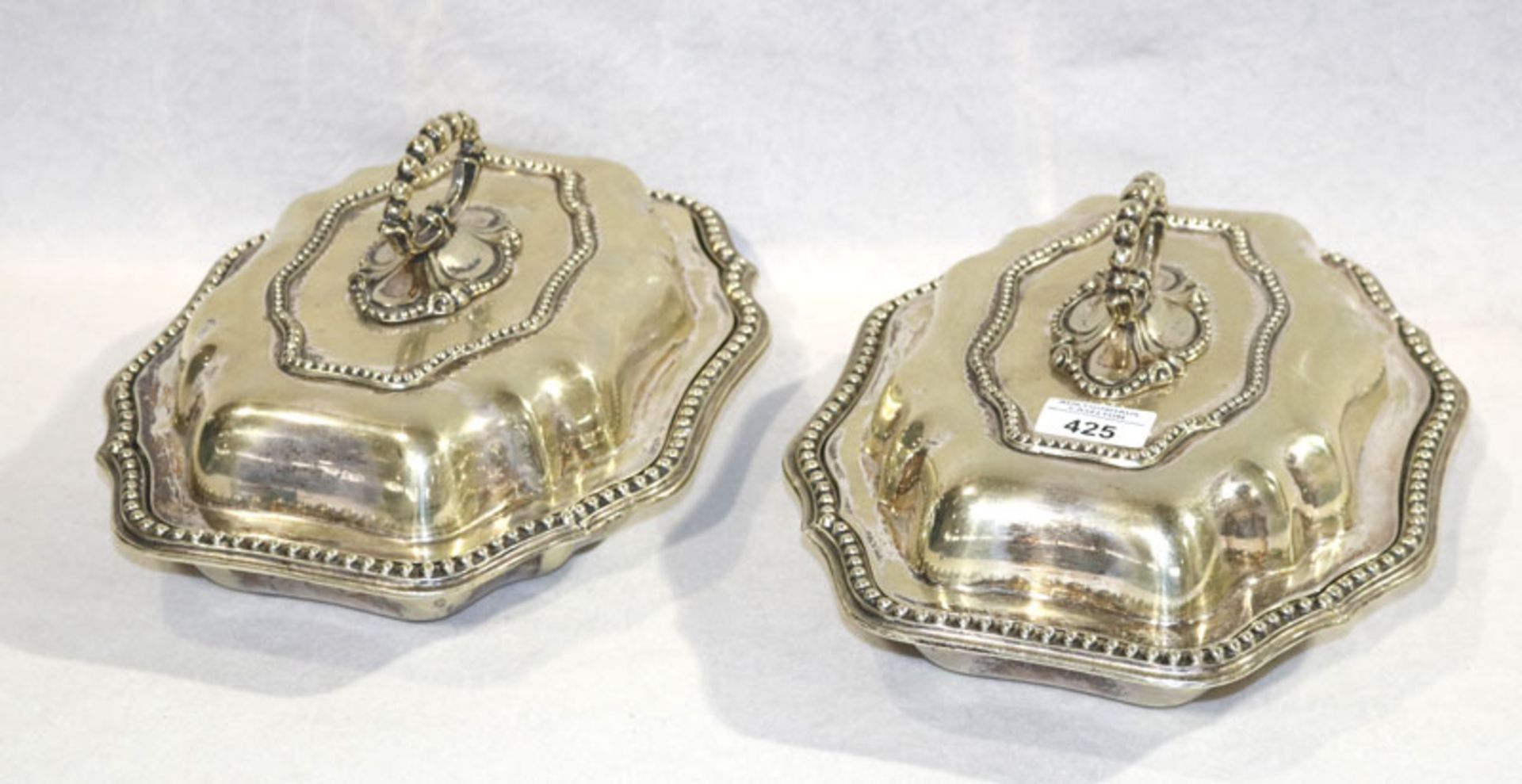 Paar englische, versilberte Deckelschalen mit Perlrand, Griffe abnehmbar, H 13 cm, B 30 cm, T 23 cm,
