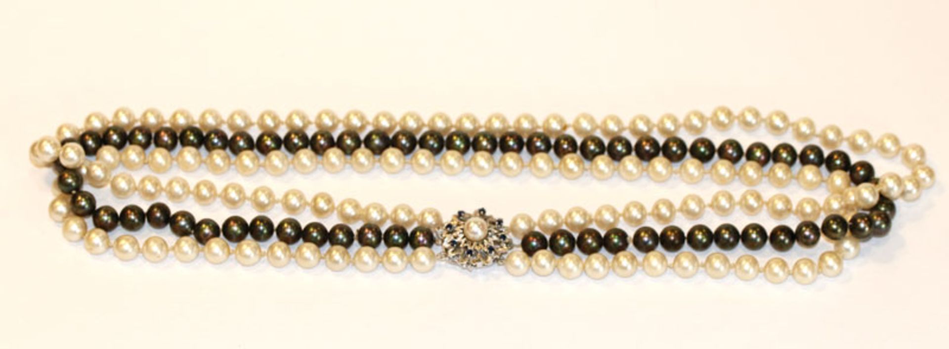 3-reihige Perlenkette, 2 weiße und 1 schwarzer Perlenstrang mit 14 k Weißgold-Schließe besetzt mit 8