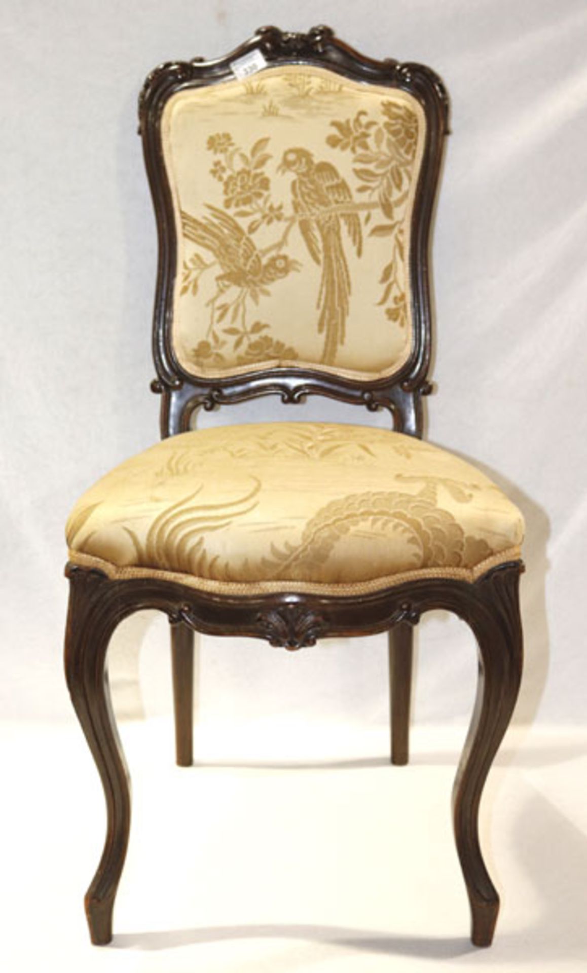 2 Stühle auf geschwungenen Beinen, teils beschnitzt, Sitz und Lehne gepolstert und gold bezogen, H