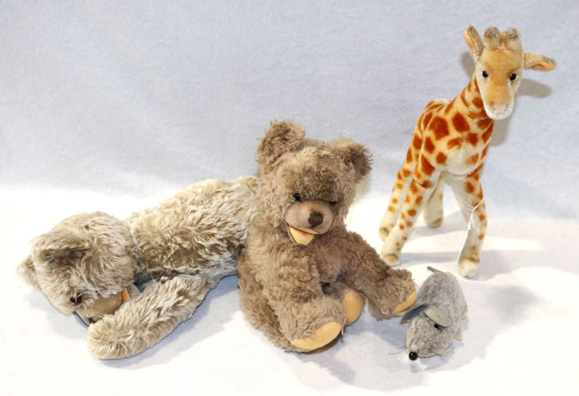 Konvolut von 4 Steifftieren: Giraffe, 2 Bären und Maus, teils ohne Knopf, bespielt