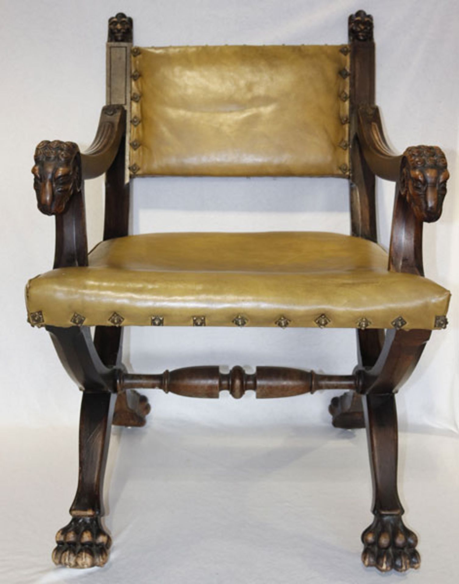 Kreuzbein-Armlehnstuhl, Tatzenfüße, Sitz und Lehne gepolstert und mit Leder bezogen, H 94 cm, B 61
