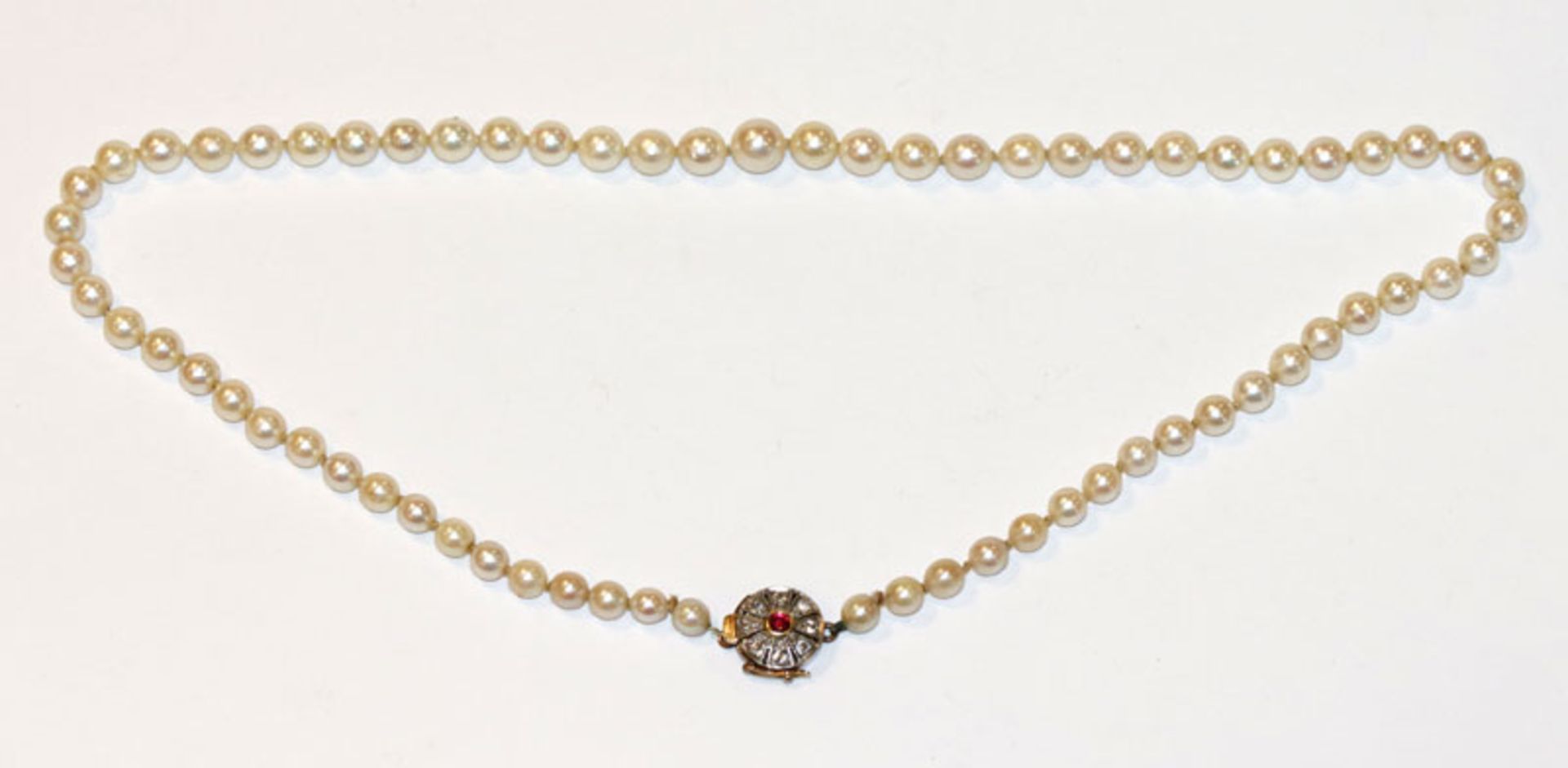 Perlenkette mit schöner 14 k Gelbgold Schließe, besetzt mit Diamanten und Rubin, L 47 cm,