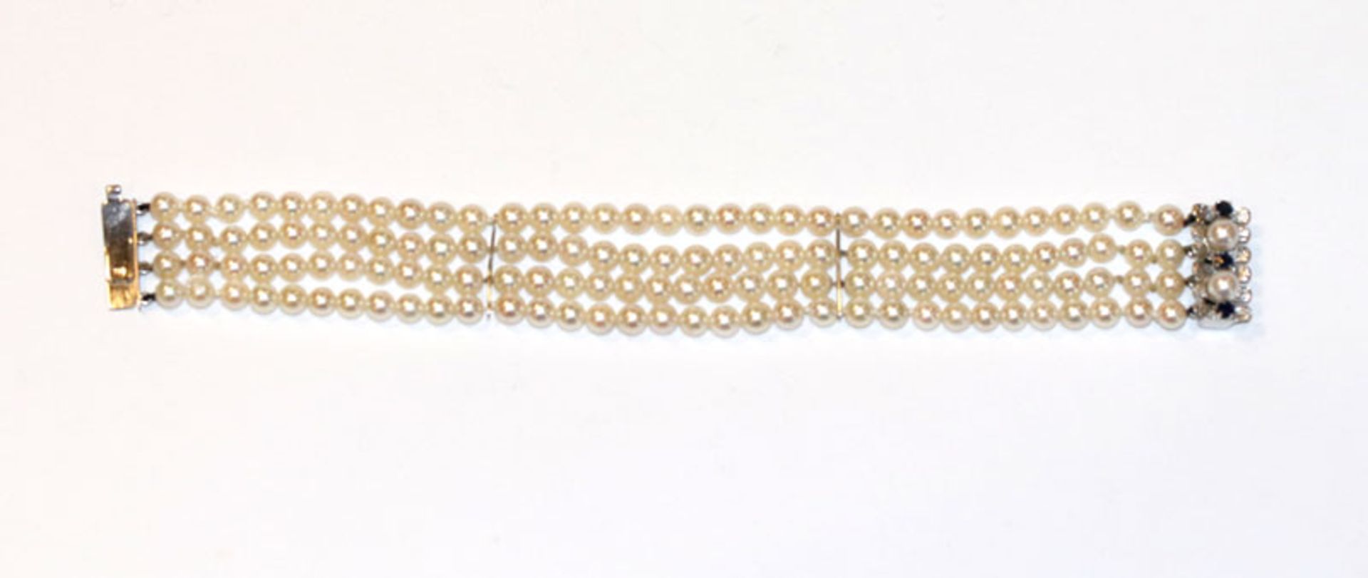 Perlenarmband, 4-reihig mit 14 k Weißgold Schließe besetzt mit 2 Perlen und 3 Safiren, sowie 2