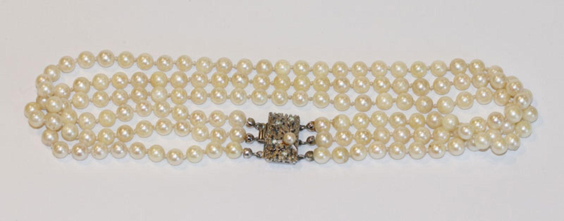 Perlencollier, 3-reihig mit ausgefallener Silberschließe, L 34 cm, Tragespuren