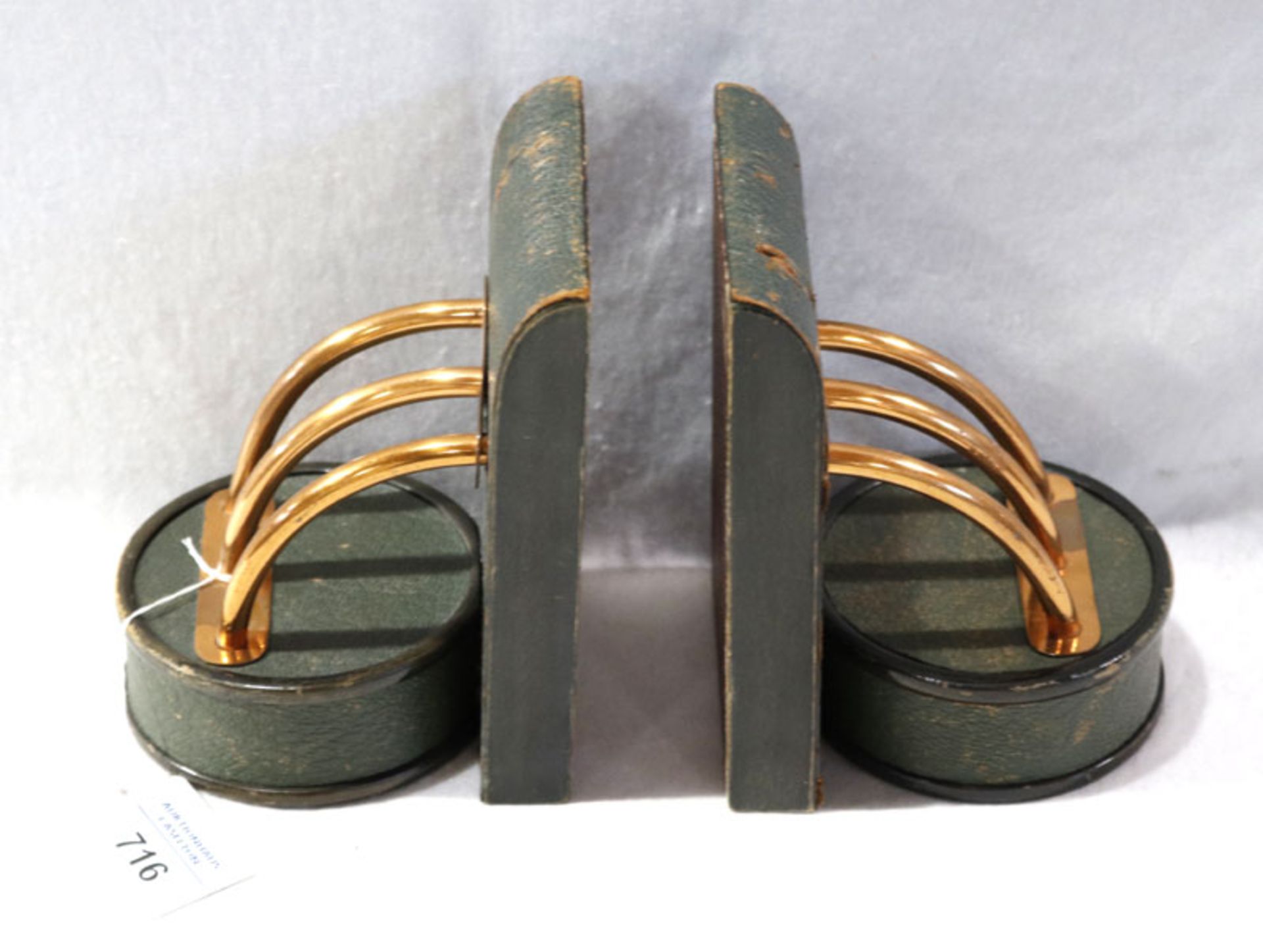 Paar Buchstützen mit grünem Lederüberzug und Metall, H 16 cm, B 10 cm, T 12 cm, beschädigt,