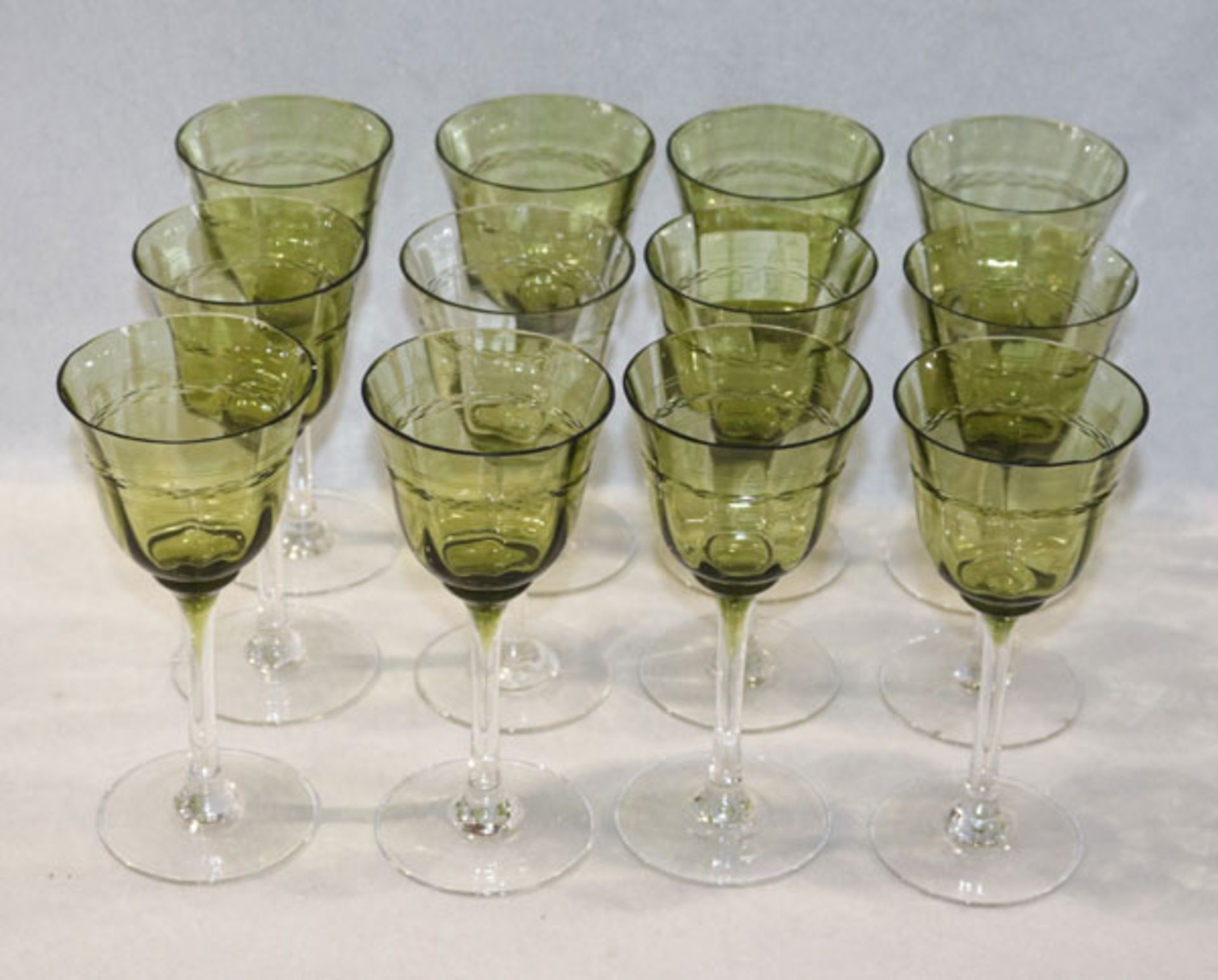 12 Weingläser mit grünem Kelch und feinem Schliffdekor, teils bestossen, H 17 cm, Gebrauchsspuren
