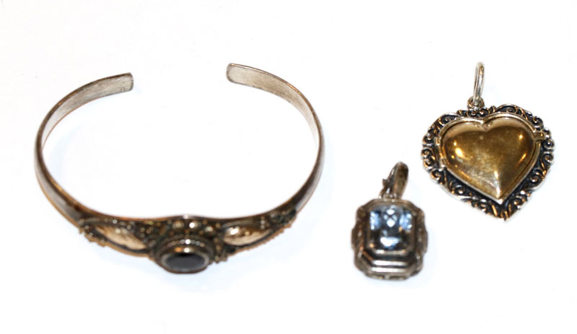 Silber Schmuck-Konvolut: Armspange mit Granat, D 6 cm, Herz-Anhänger. teils vergoldet, L 3,5 cm, und