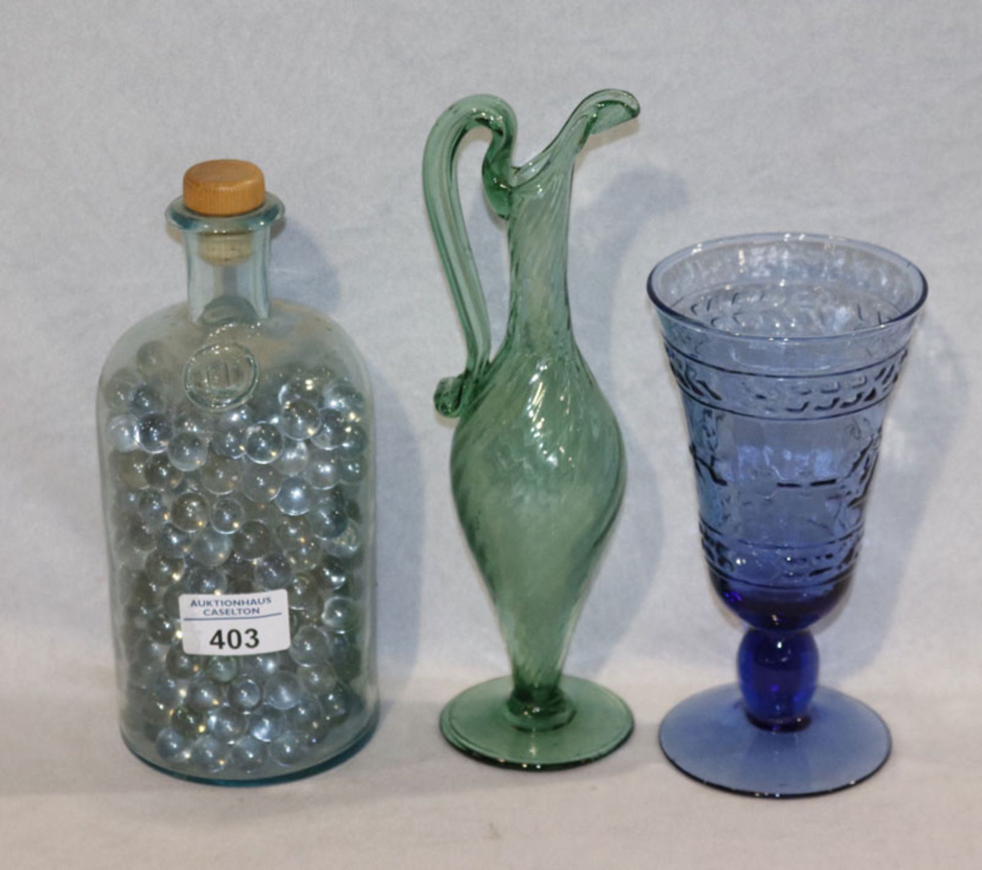 Glas-Konvolut: grüne Henkelvase, H 25 cm, blauer Fußbecher, H 18 cm, und Flasche mit Glasperlen, H