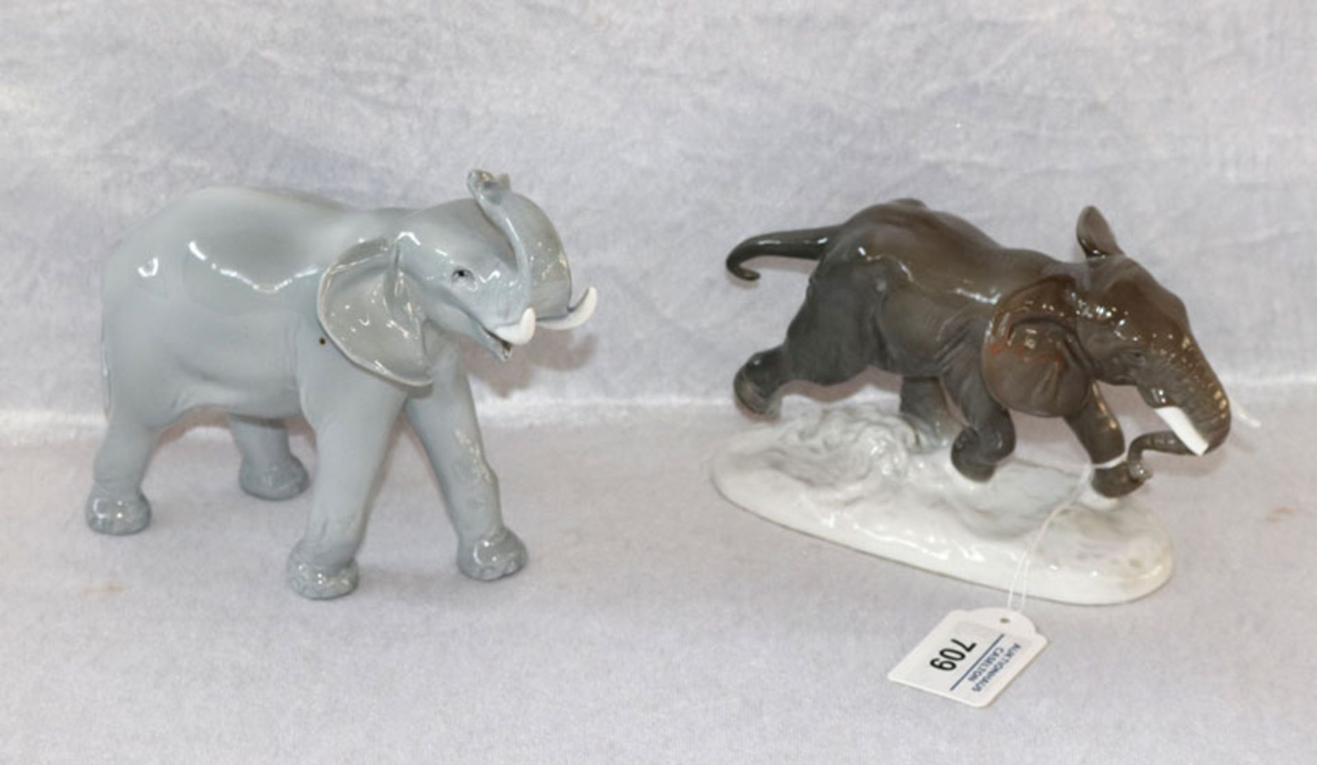 Ens Porzellan Tierskulptur 'Elefant', ein Zahn beschädigt, H 11 cm, B 8 cm, L 18 cm und Porzellan
