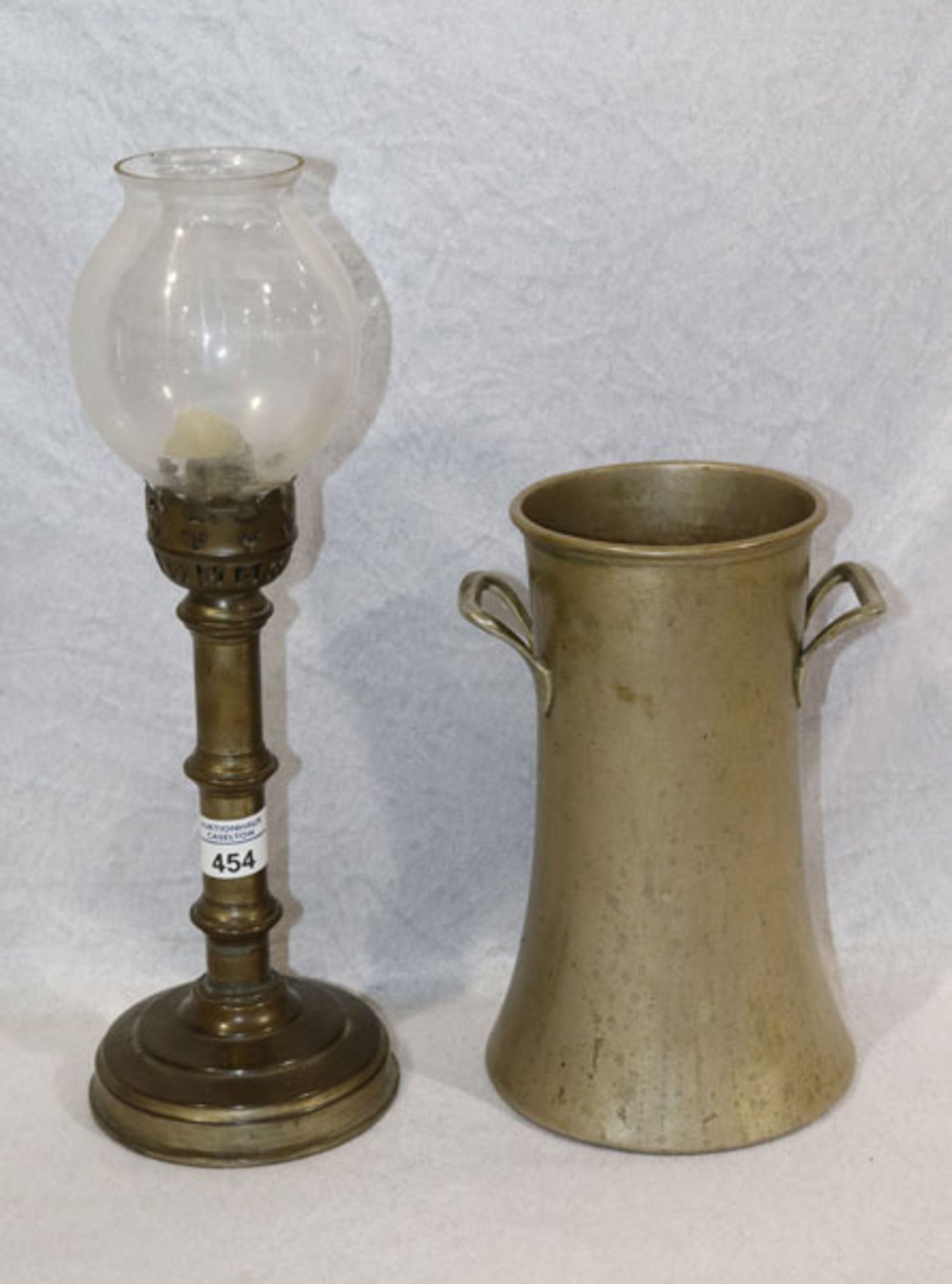 Metall Kerzenleuchter mit Glasschirm, H 37 cm, D 13 cm, und Metall Vase mit 2 seitlichen Griffen,