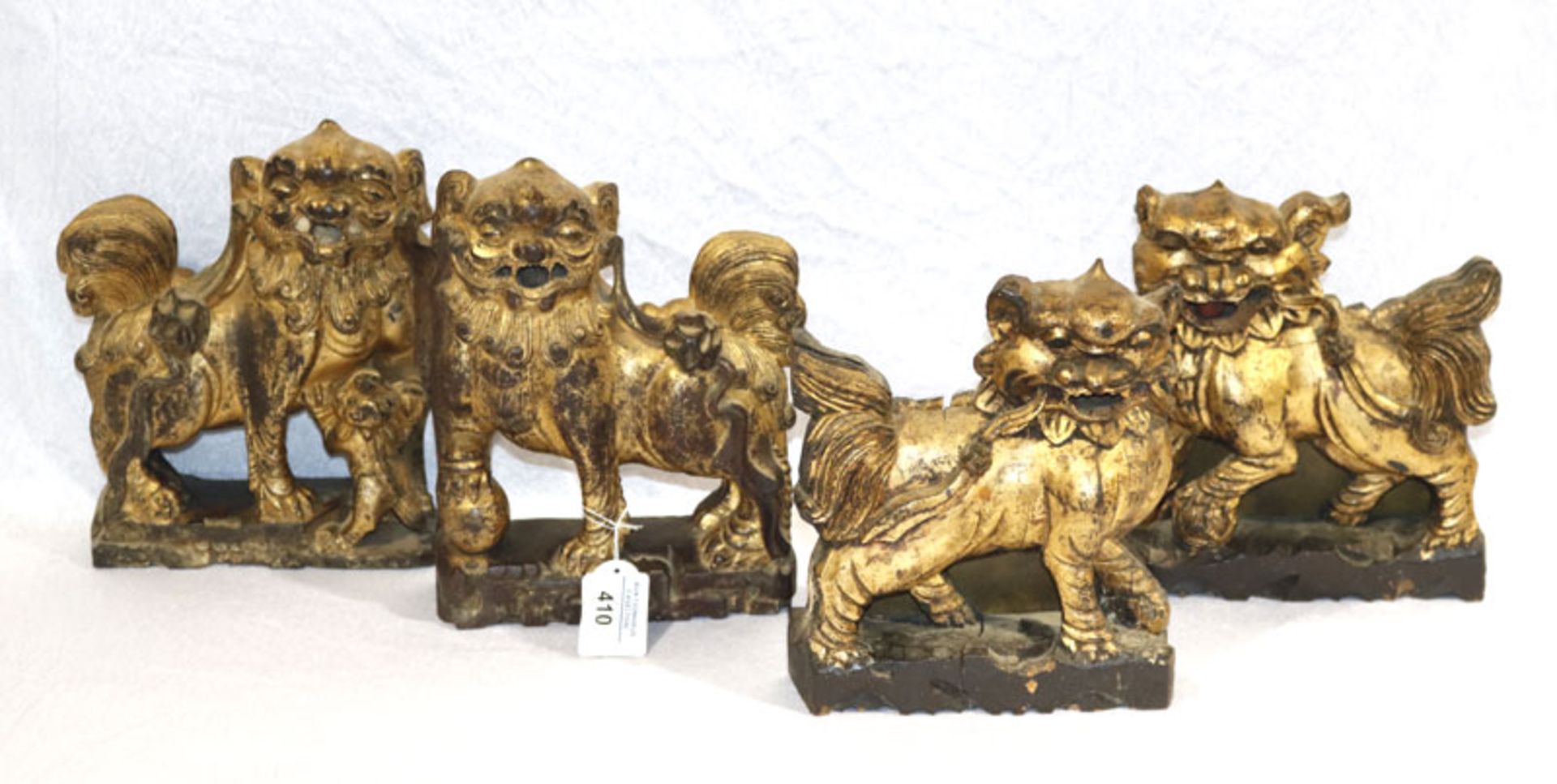 Paar chinesische Fu-Hunde aus Holz, gold gefaßt, H 22 cm, B 19 cm, T 6 cm, berieben, und Paar Fu-