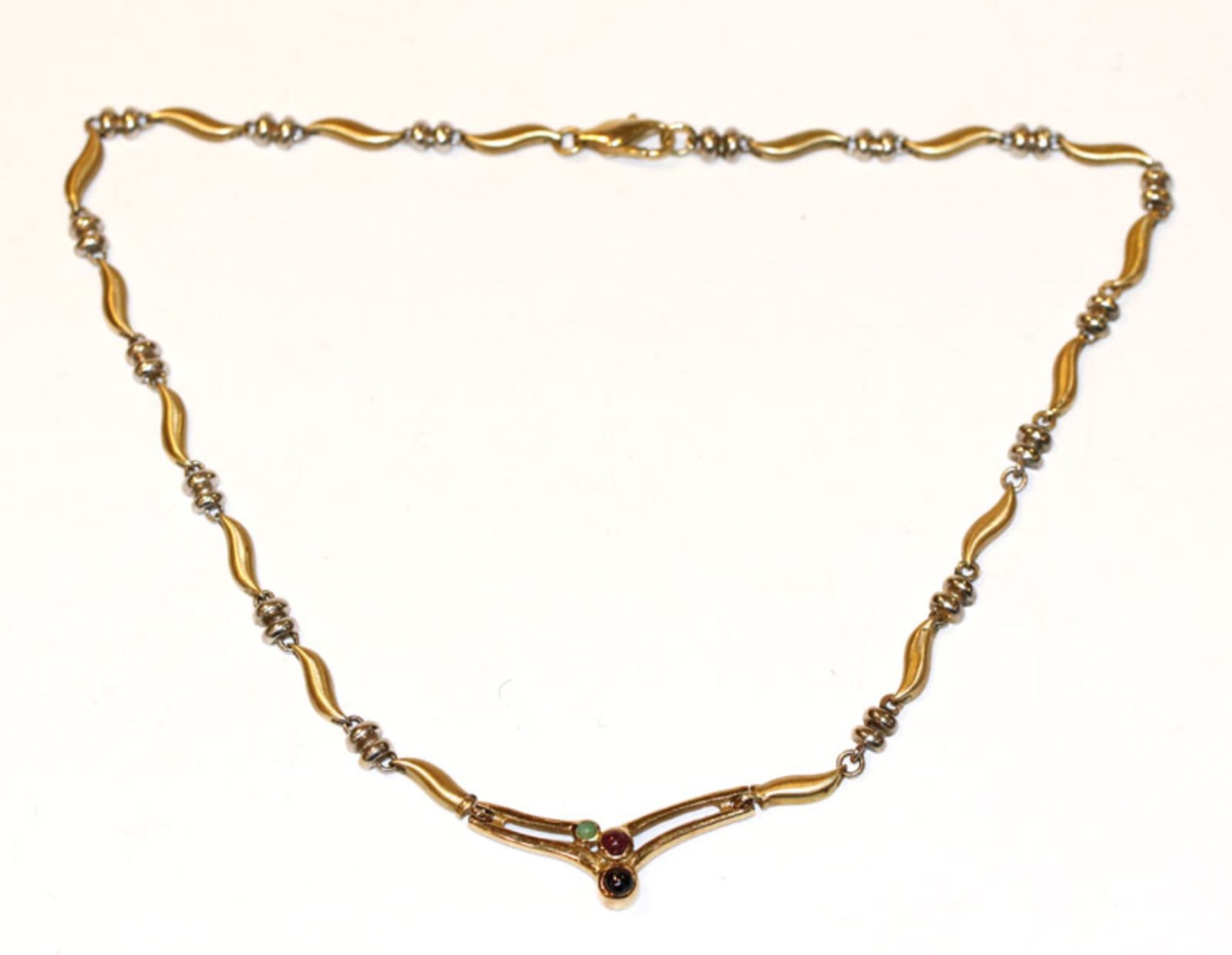 14 k Weiß- und Gelbgold Collierkette, teils mattiert, Mittelteil mit Rubin, Smaragd und Safir