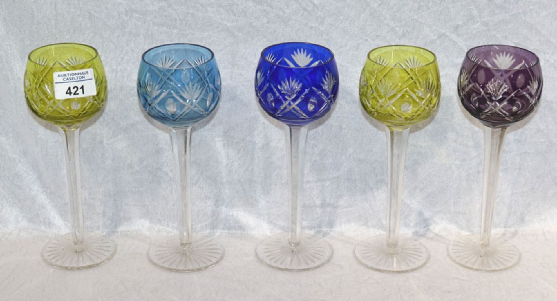 5 Weinrömer in 4 verschiedenen Farben mit gleichem Schliffdekor, H 20 cm, D 8 cm, Gebrauchsspuren