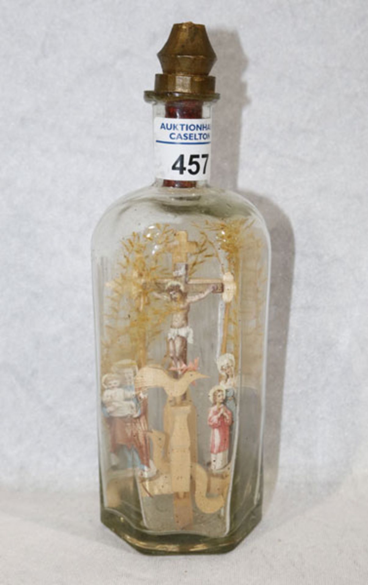 Eingericht, Gedultsflasche, im Zentrum Holzbodenkreuz mit Kreuz und Assistenzfiguren aus Papier,