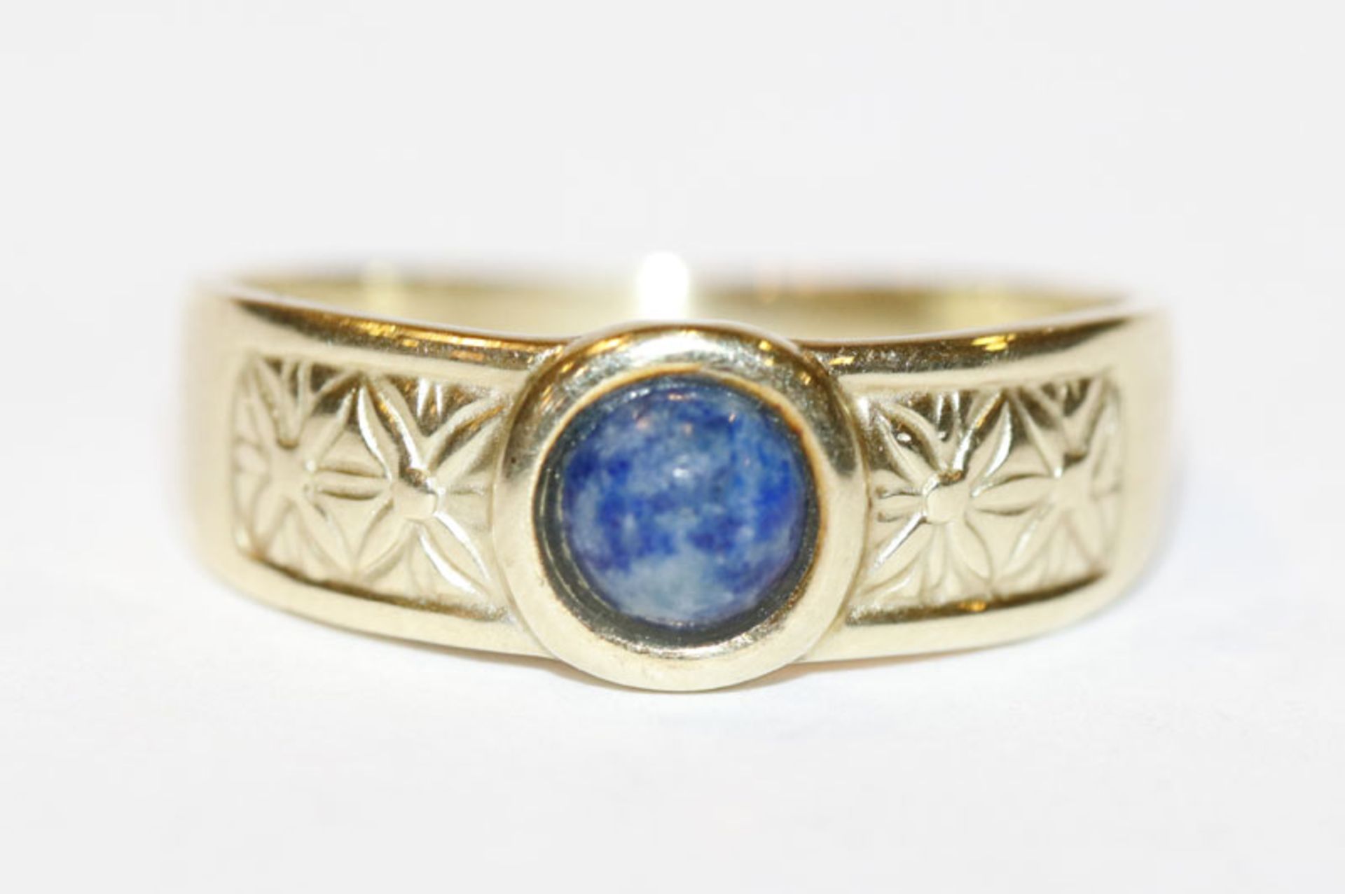 14 k Gelbgold Ring mit Lapislazuli und Reliefdekor, Gr. 58, 3,2 gr., passend zu Lot 43