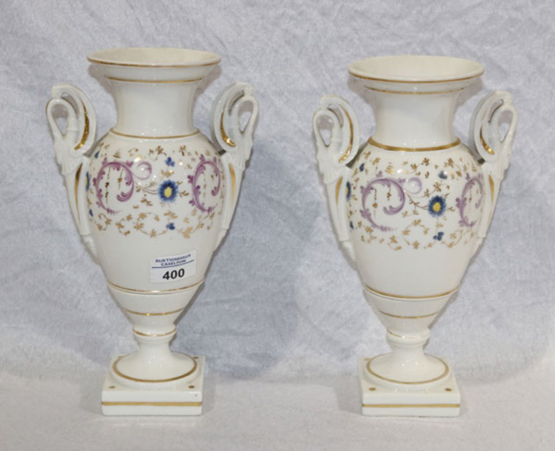 Paar Porzellan Henkelvasen mit feinem Dekor und Schwanenhals-Handhaben, H 28 cm, D 18 cm, Goldrand