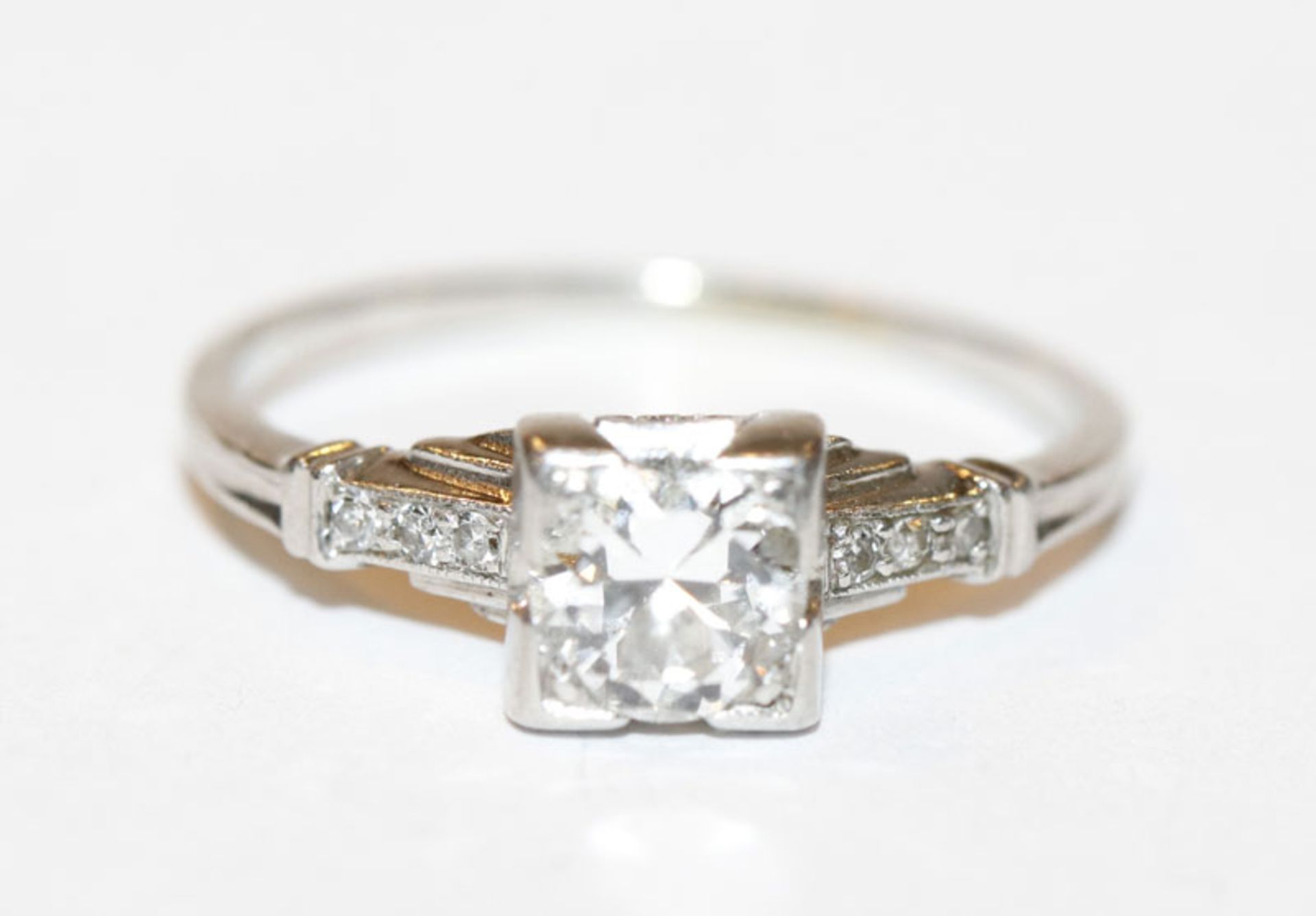 Platin Ring mit Mittelstein ca. 0,50 ct. Diamant und seitliche je 3 Diamanten, Gr. 52, klassische
