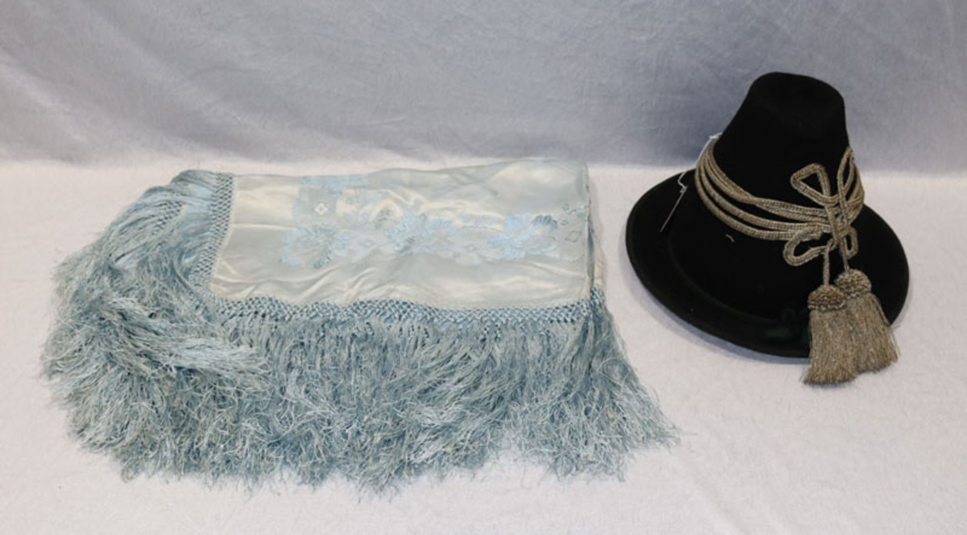 Trachtenhut mit Silberkordel und Quasten, Tragespuren, und hellblaues Trachtentuch, getragen