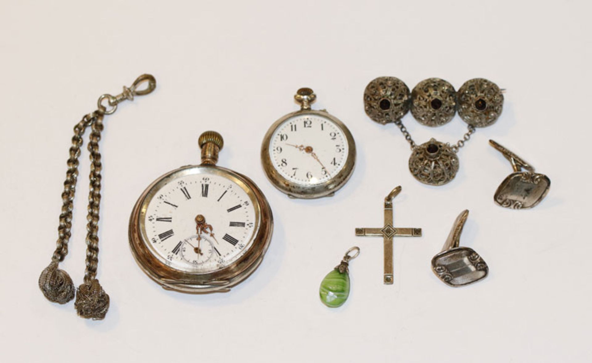 Schmuck-Konvolut, meist Silber: filigrane Trachten-Tuchnadel, B 4,5 cm, Uhrketten-Anhänger, L 10 cm,