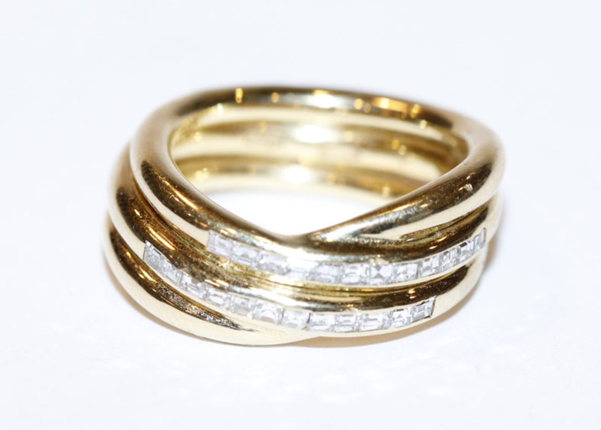 18 k Gelbgold Ring mit 24 Baguettschliff Diamanten, zus. ca. 0,5 ct., 14,4 gr.