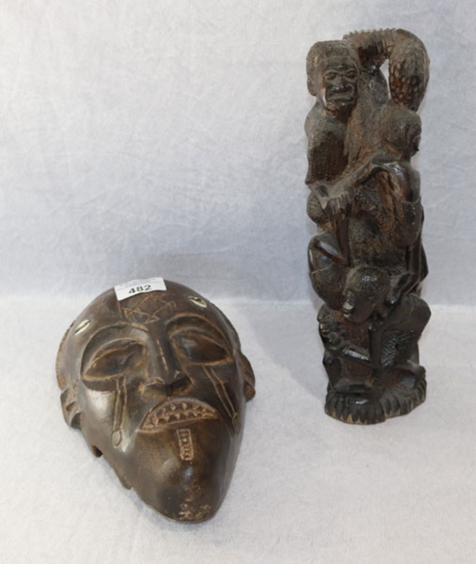 Afrikanische Holzskulptur 'Figurenbaum', H 28 cm, und 'Maske', H 25 cm, B 15 cm, teils bestossen