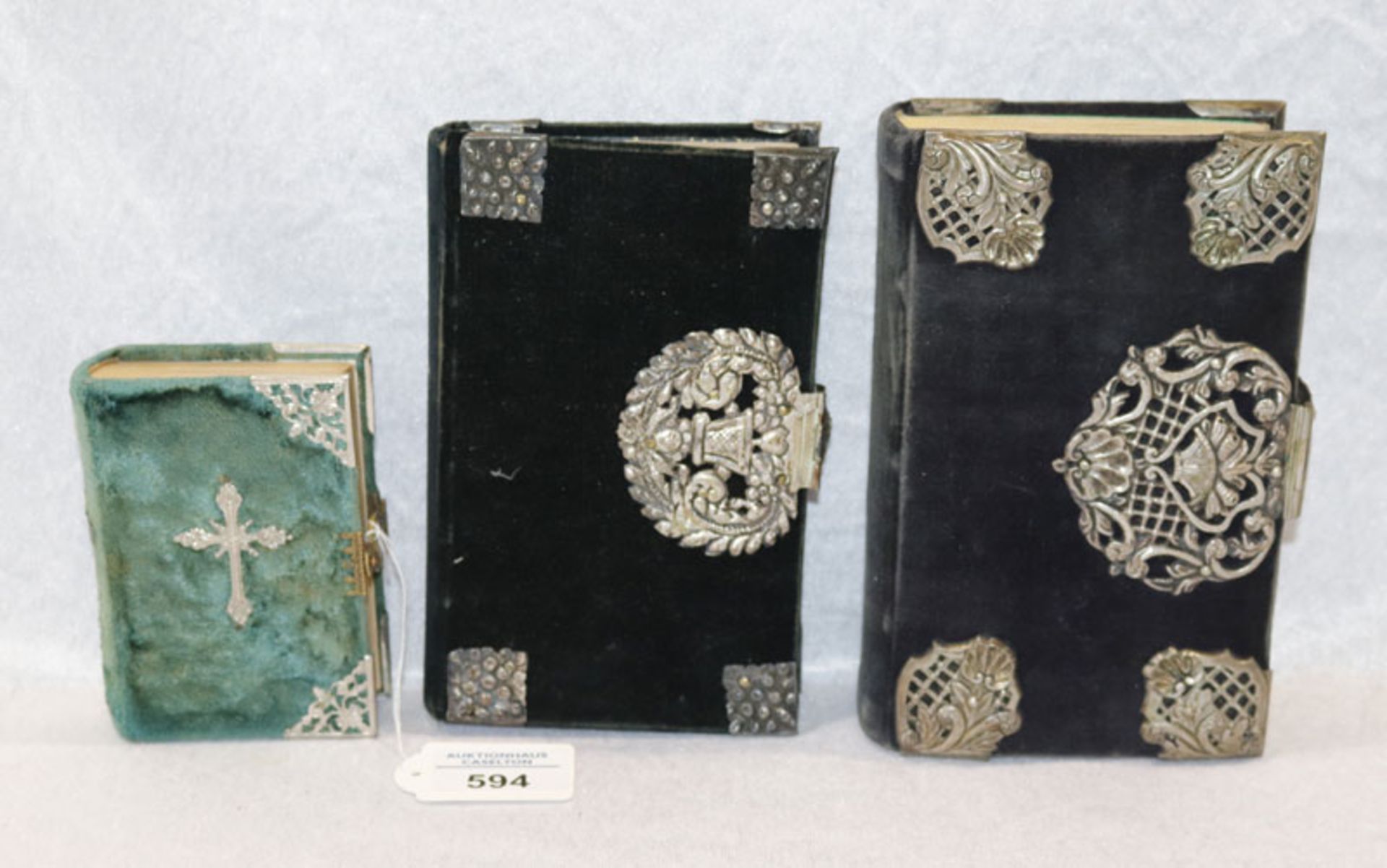 3 Gebetsbücher, 19. Jahrhundert, mit Samteinbänden und schönen Silber ? Verzierungen, Altersspuren