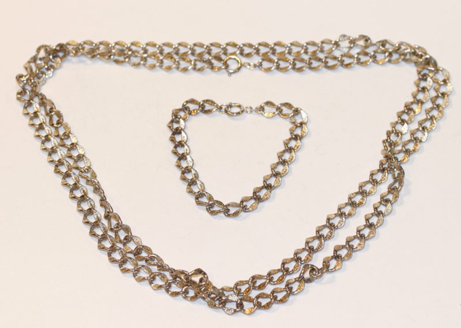 Lange 835 Silber Kette, L 120 cm, und passendes Armband, L 18 cm, mit gravierten Gliedern, 111 gr.