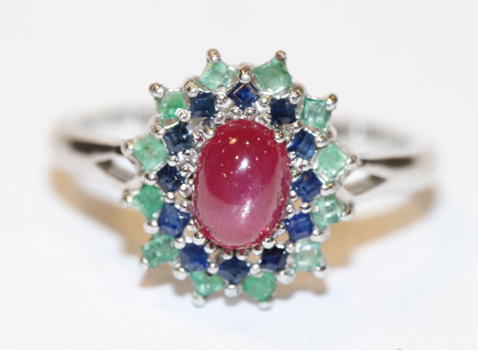 Silber Ring mit Rubin-Cabochon und Safir- und Smaragd-Kranz, Gr. 59