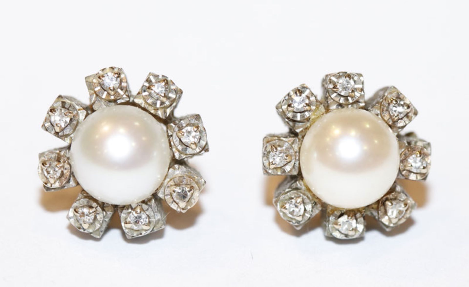 Paar 14 k Weißgold Ohrstecker mit je einer Perle und 8 Diamanten, 6,6 gr., D 1,2 cm