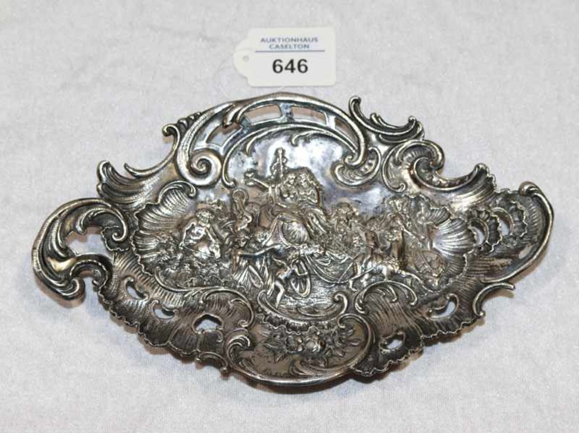 Schale in geschwungener Form mit figürlichem Relief auf 4 Kugelfüßen, 13 Lot Silber, 114 gr., 23