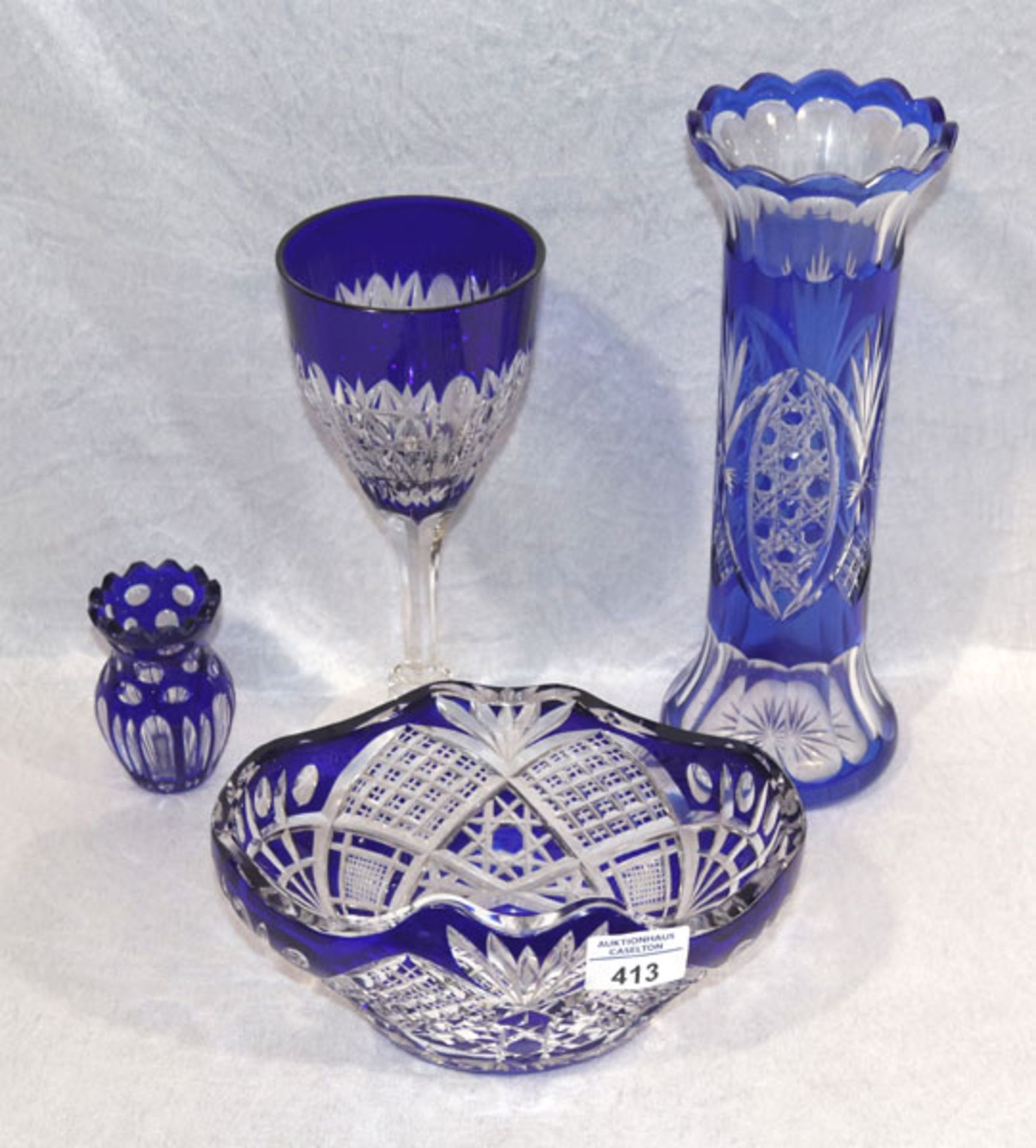 Böhmisches Glas-Konvolut mit blauem Überfang: Vase, H 31 cm, D 13 cm, kleine Vase, H 9 cm, D 6 cm,