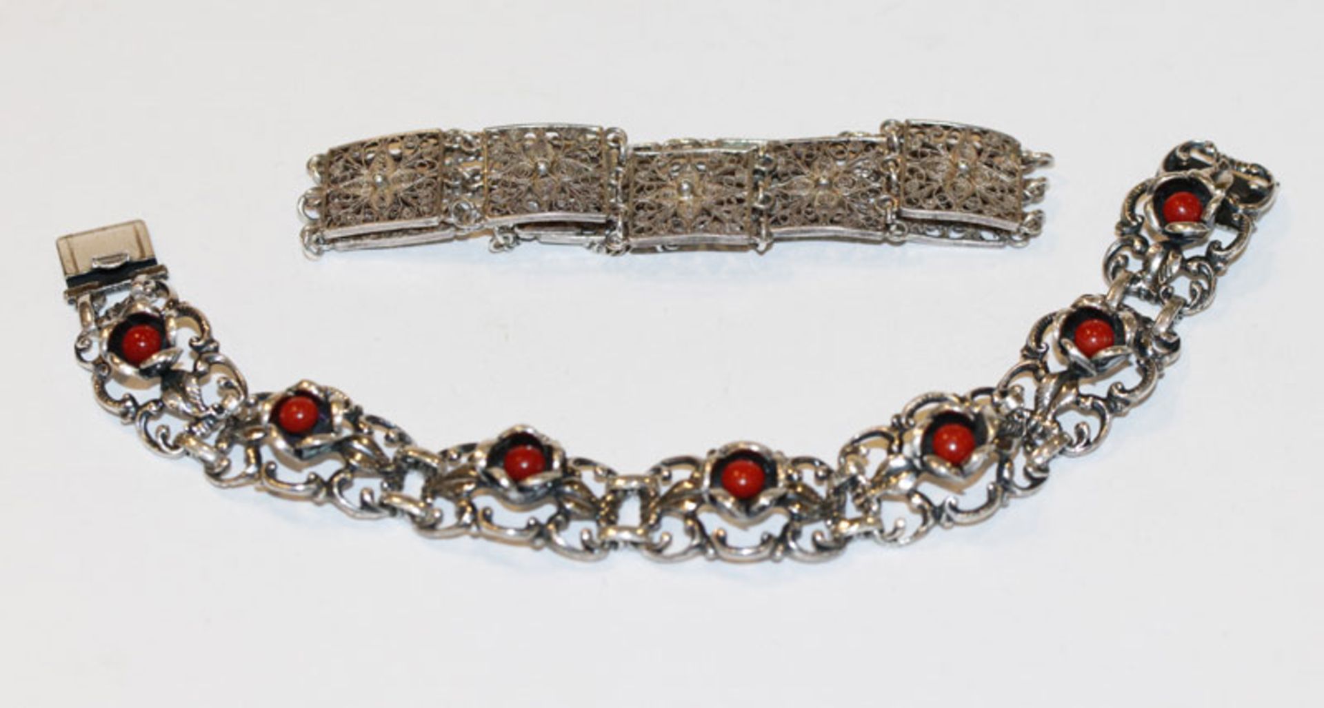 Filigranes Silber Armband, L 16 cm, und Silber Armband mit plastischem Rosendekor und