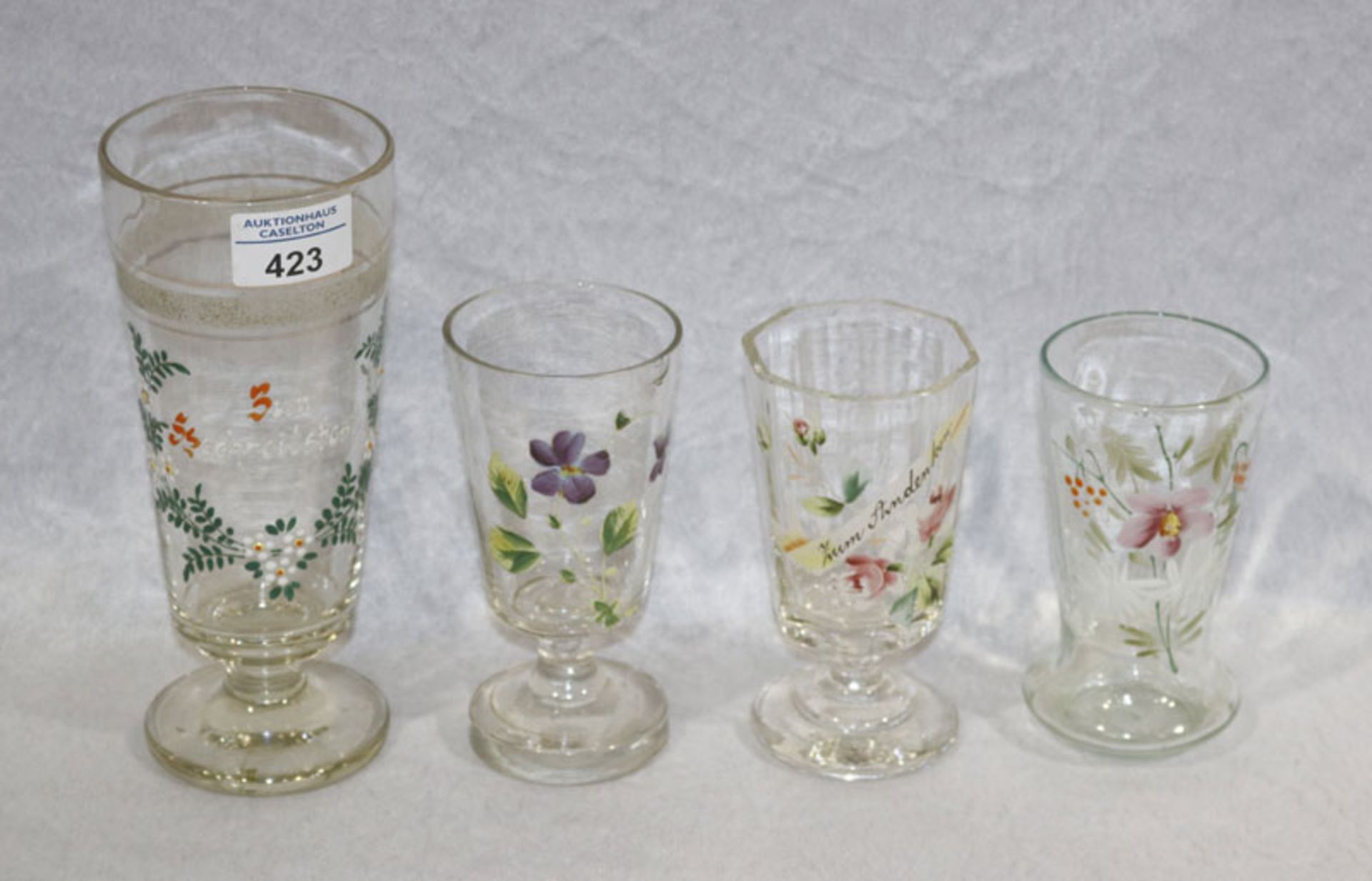 Glas-Konvolut: 2 Fußbecher mit Blumenmalerei, H 13/14,5 cm, bestossen, Fußber 'Zum Hochzeitsfest', H