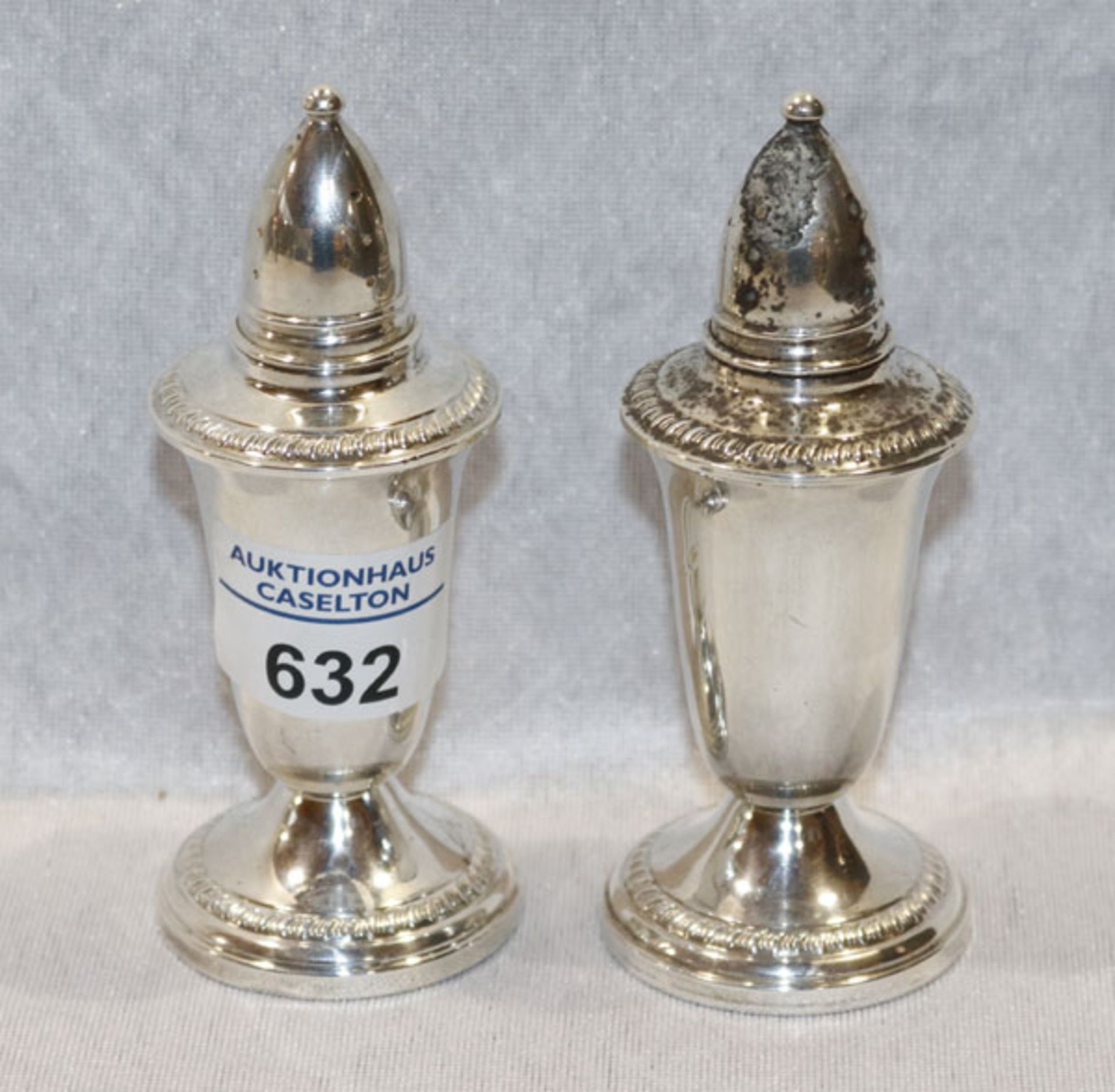 Salz- und Pfeffer-Streuer, 925 Silber, gefüllt, H 11 cm, D 5 cm, Gebrauchsspuren, leicht bestossen