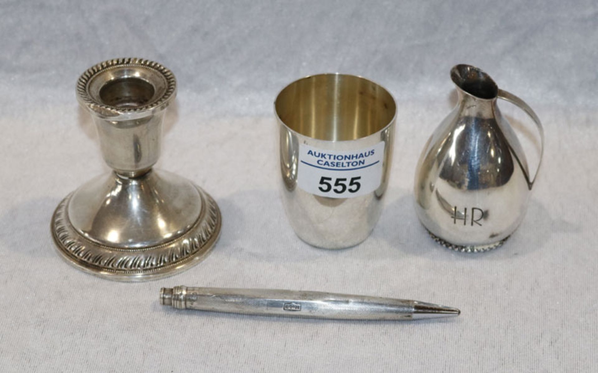 Silber-Konvolut: Becher mit Gravur, und kleines Kännchen mit Perlrand und Monogramm HR, H 7,5 cm,