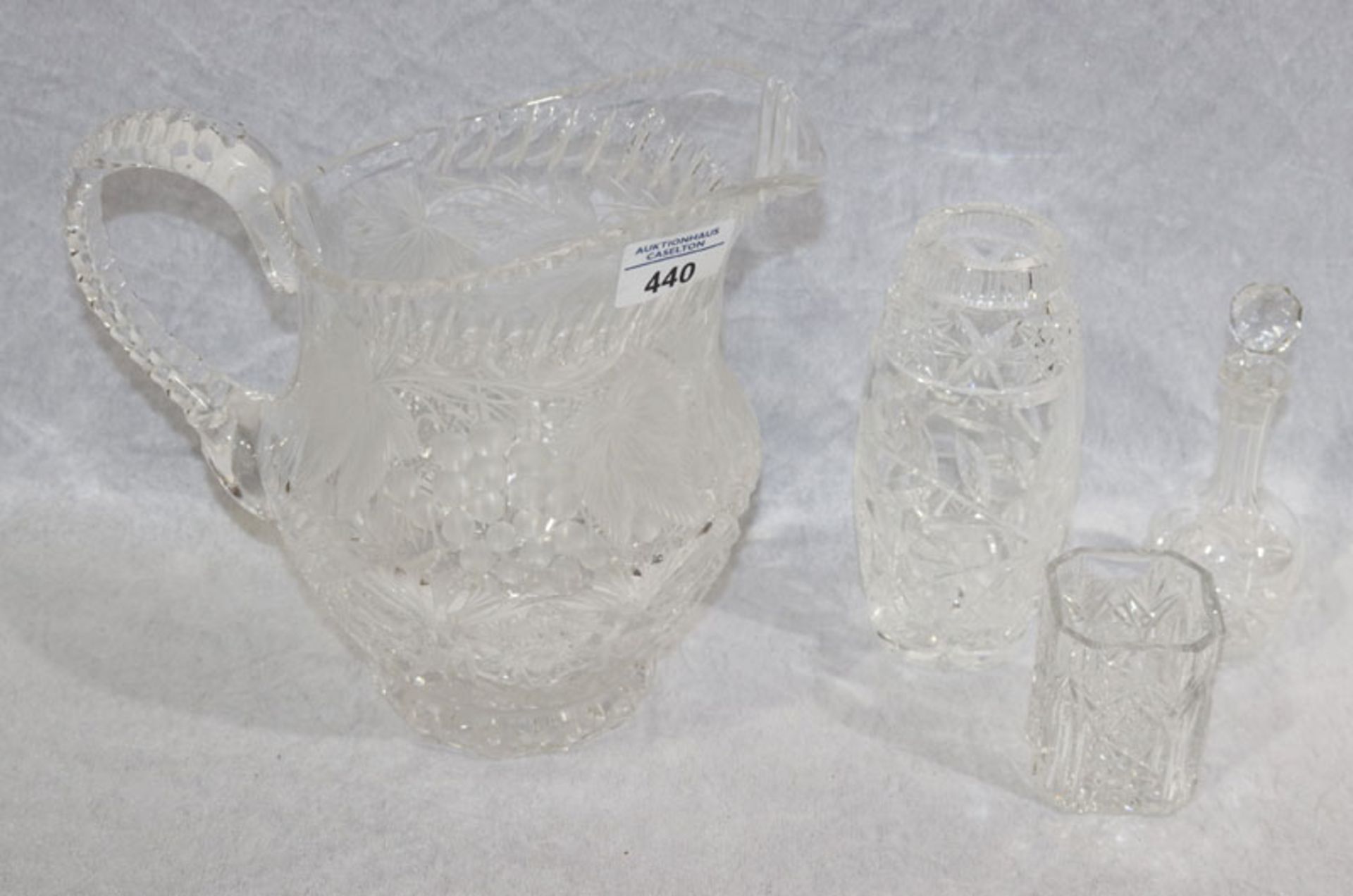 Glas-Konvolut: Henkelkanne, H 22 cm, D 17 cm, Vase, H 16 cm, D 8 cm, kleine Vase, H 7 cm, D 6 cm,