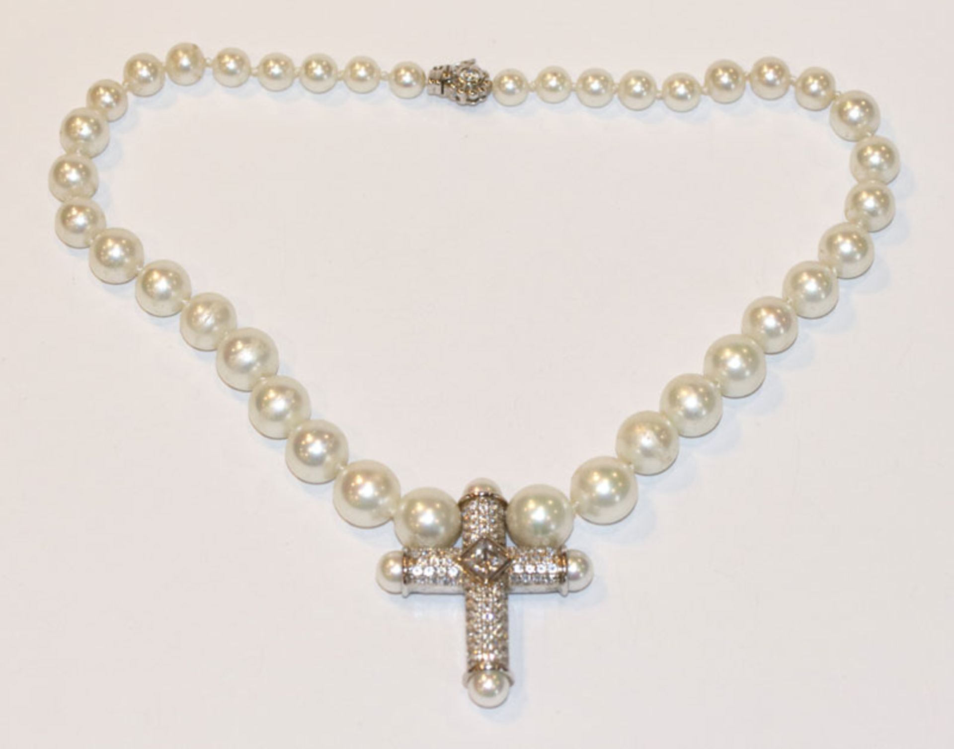 Modeschmuck Perlenkette in Verlaufform mit Sterlingsilber Schließe und Kreuz-Mittelteil, L 40 cm