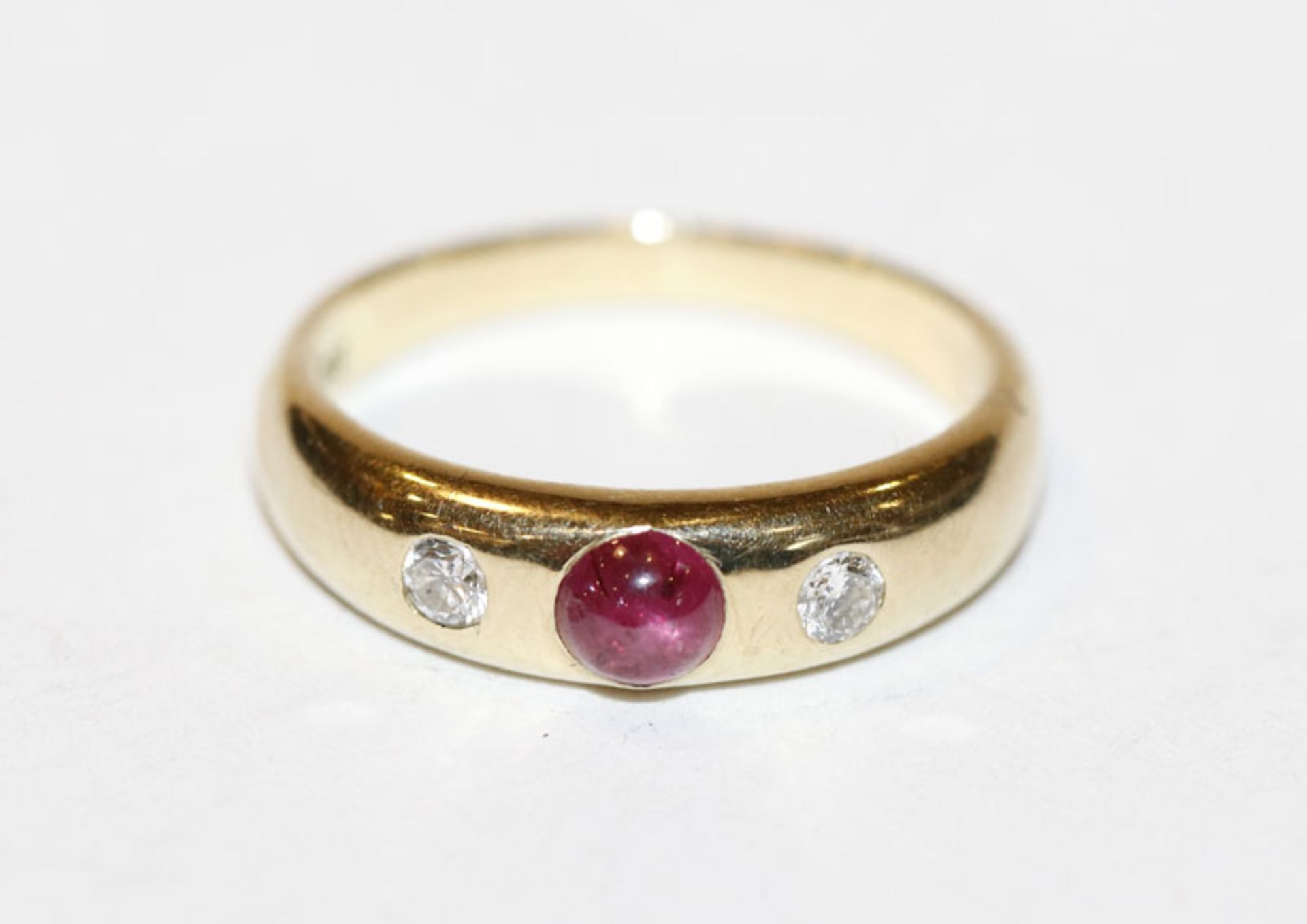 14 k Gelbgold Ring mit Rubin-Cabochon und 2 Diamanten, Gr, 52