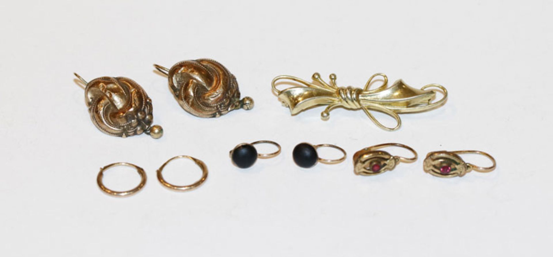 Konvolut von 4 Paar Doublé Ohrhänger, teils mit Goldbügel um 1900, und Schleifenbrosche, B 4 cm,