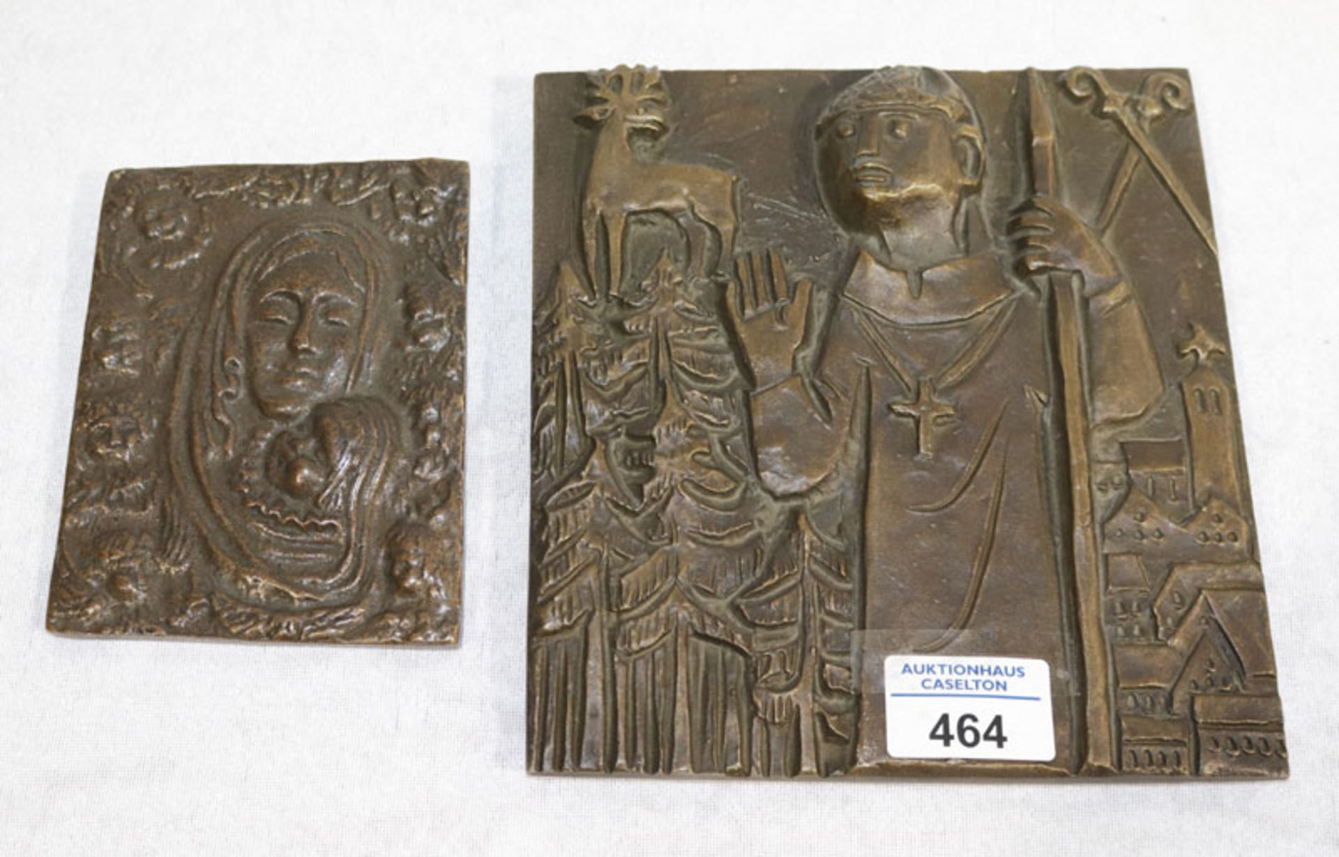 2 Bronze Reliefplatten mit religiösen Darstellungen, 12,5 cm x 9,5 cm, und 19 cm x 17,5 cm