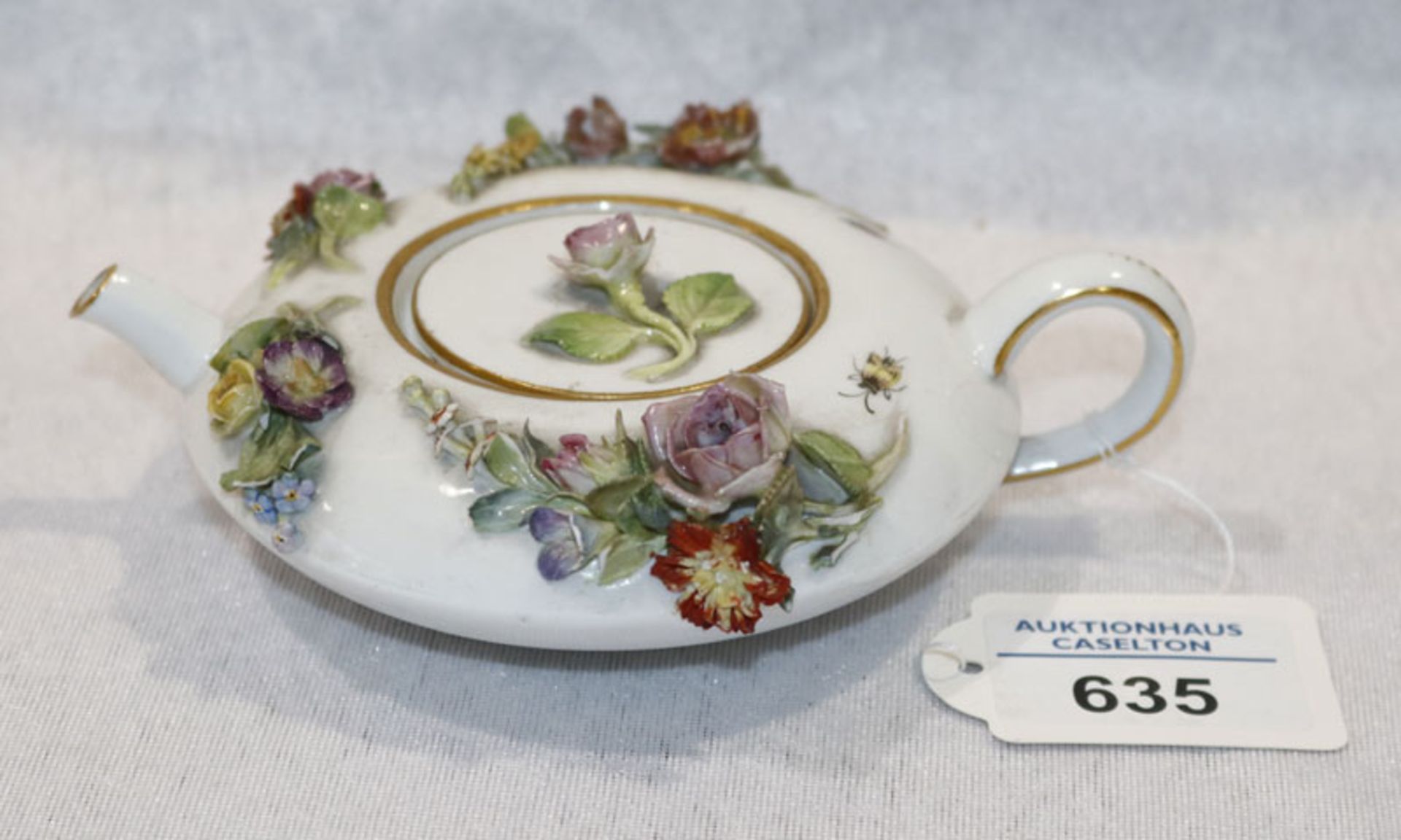 Meissen Kännchen mit plastischen Blüten verziert und Insektenmalerei, H 4 cm, d 11 cm, teils