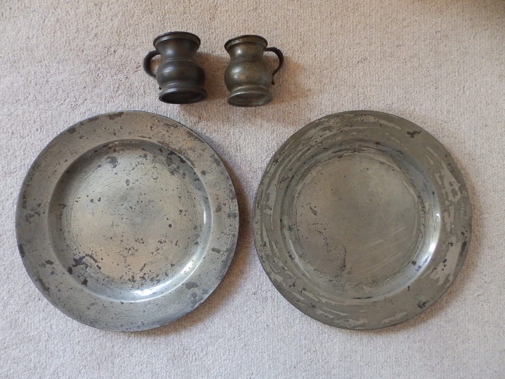 A pair of London pewter plates, 9.5” and two half gill measures. (4)