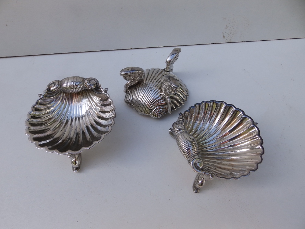 A pair of domed silver plated pepperettes in the Russian style and three shell-shaped salts. (5) - Image 3 of 3