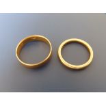 Two 22ct gold wedding bands - 7.5g