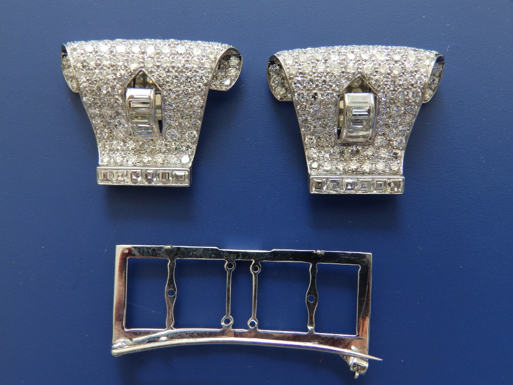 A diamond set scroll double clip brooch in white metal, encrusted with numerous diamonds in square - Image 3 of 3
