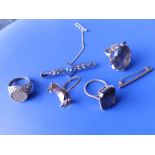 Two quartz rings, a gold Peso ring, two bar brooches and a ring shank. (6)