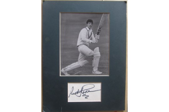 CRICKET - RICHARD HADLEE NEW ZEALAND MOUNTED PHOTOGRAPH AND SIGNATURE